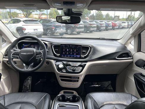 Used 2022 Chrysler Pacifica Touring-L FWD image 23