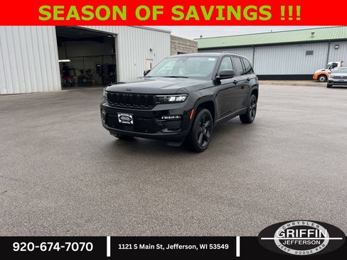 New 2025 Jeep Grand Cherokee Limited w/ Luxury Tech Group II image 3