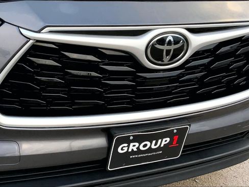 Used 2024 Toyota Highlander LE image 29