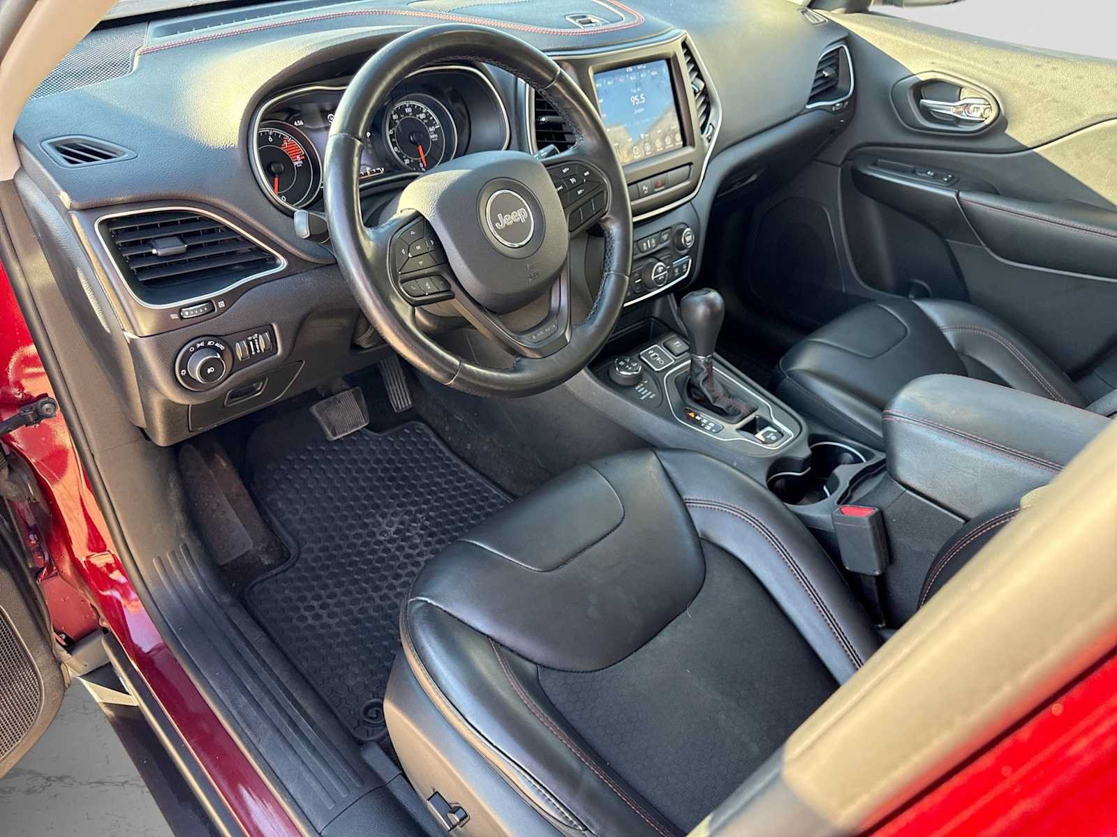 Used 2019 Jeep Cherokee Trailhawk w/ Cold Weather Group AWD/4WD image 2