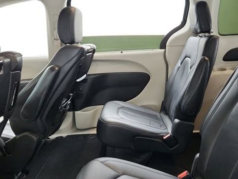 Used 2021 Chrysler Pacifica Touring-L w/ Uconnect Theater Family Group image 17