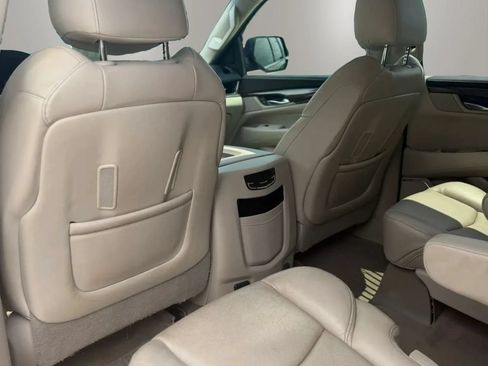 Used 2019 Cadillac Escalade ESV Luxury AWD/4WD image 18