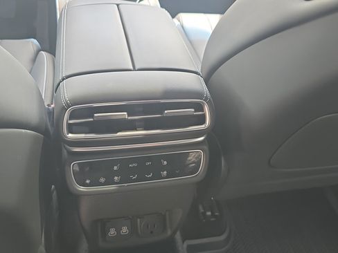 Used 2025 Genesis GV80 3.5T AWD/4WD image 11