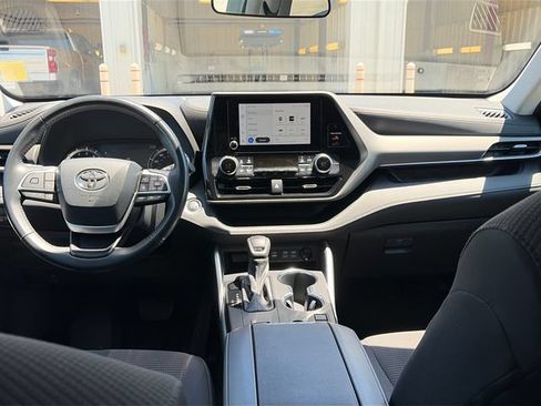 Used 2024 Toyota Highlander LE FWD image 12