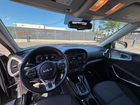 Used 2025 Kia Soul LX w/ LX Technology Package FWD image 33