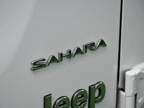 Used 2018 Jeep Wrangler Unlimited Sahara AWD/4WD image 10