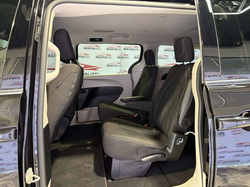 Used 2022 Chrysler Voyager LX image 38