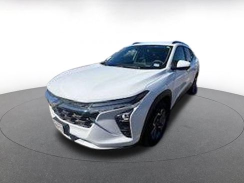 Used 2025 Chevrolet Trax LT image 3