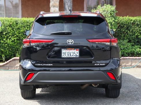 Used 2021 Toyota Highlander XLE AWD/4WD image 7
