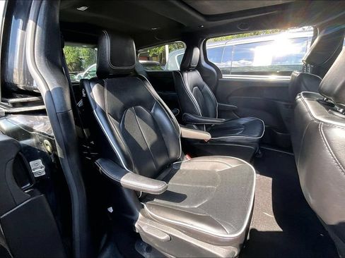 Used 2024 Chrysler Pacifica Premium FWD image 24