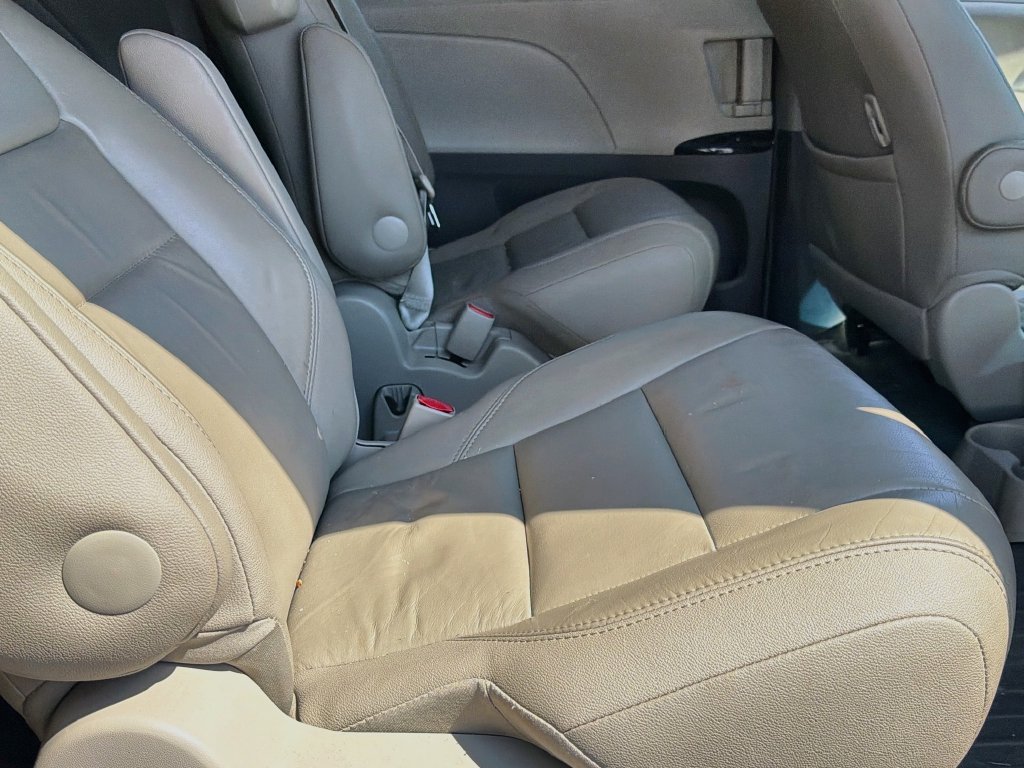 Used 2016 Toyota Sienna XLE FWD image 31