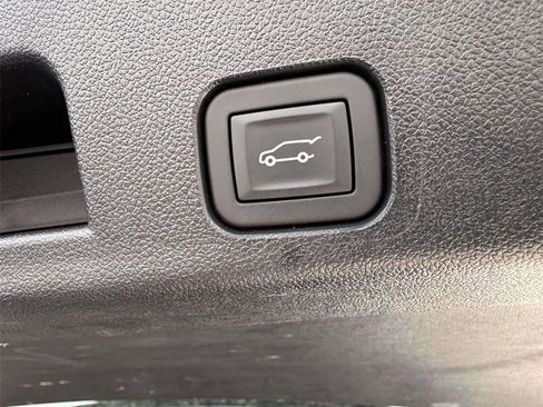 Used 2025 GMC Acadia Elevation image 9