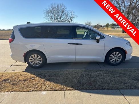 Used 2019 Chrysler Pacifica L image 2