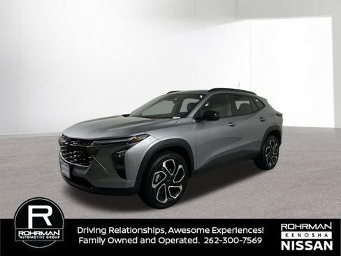 Used 2025 Chevrolet Trax RS w/ Driver Confidence Package image 2