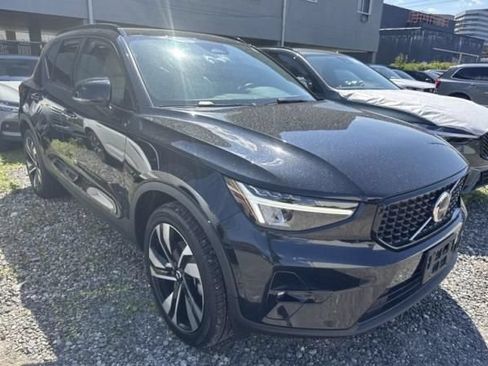 Used 2023 Volvo XC40 B5 Plus w/ Protection Package Premier AWD/4WD image 2