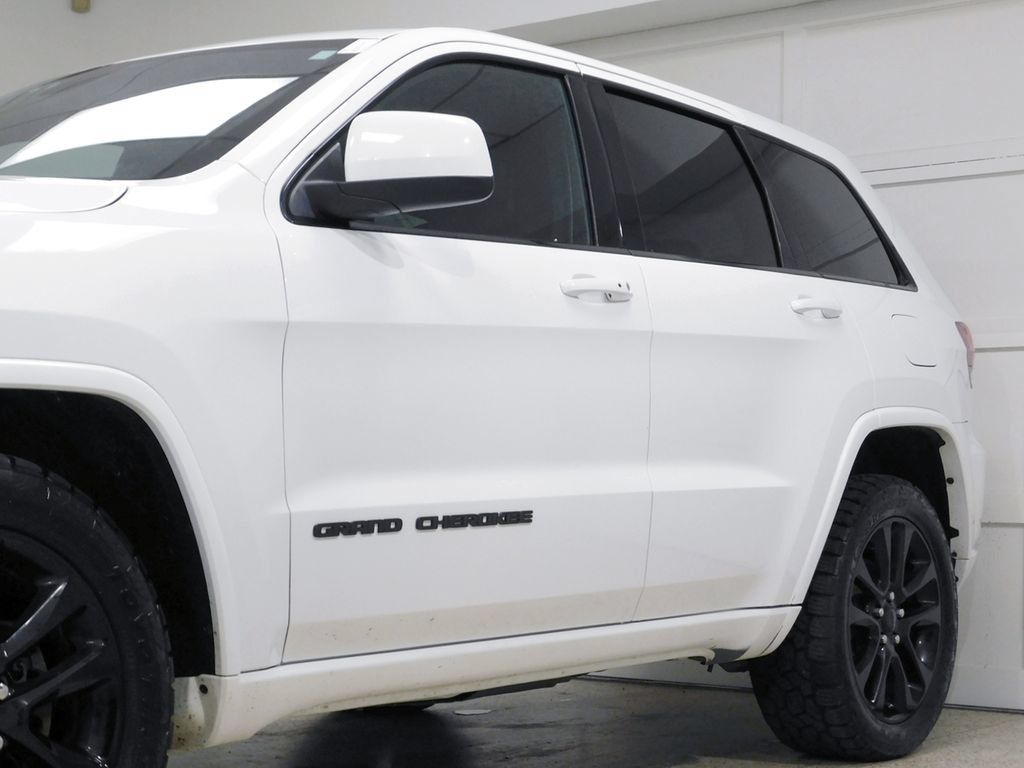 Used 2020 Jeep Grand Cherokee Altitude AWD/4WD image 17
