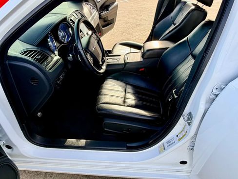 Used 2013 Chrysler 300 S RWD image 40