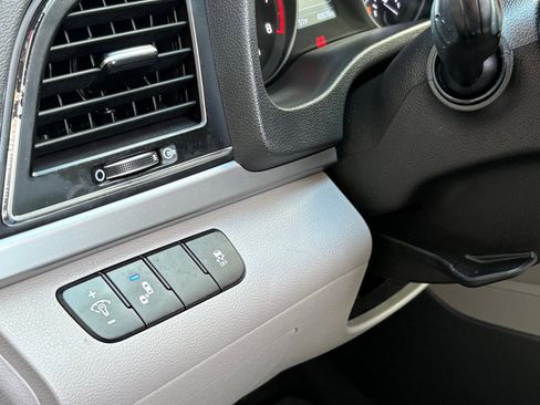 Used 2017 Hyundai Elantra Limited image 13