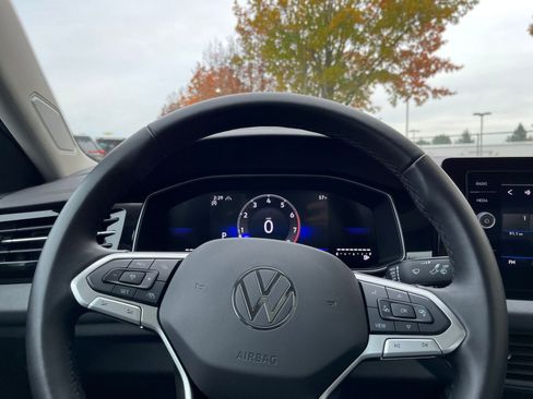 Used 2025 Volkswagen Jetta SE image 28