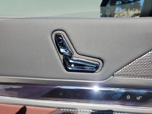 Used 2025 BMW 750e xDrive image 19