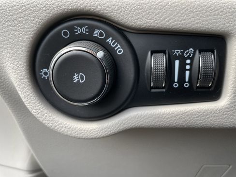 Used 2022 Chrysler Pacifica Touring-L image 37