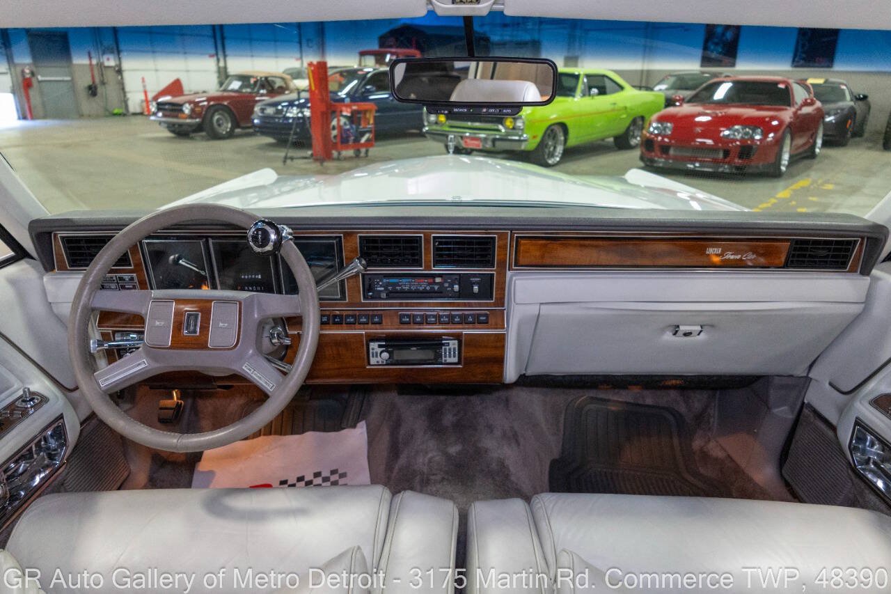 Used 1989 Lincoln Town Car Signature RWD image 16