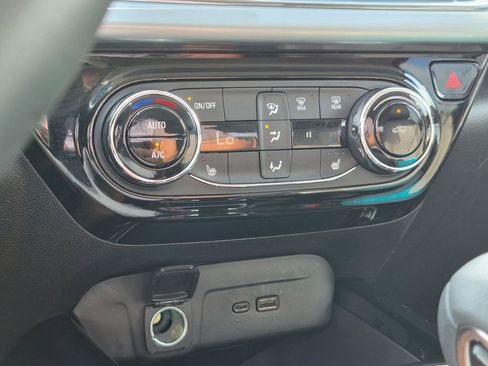 Used 2025 Chevrolet Trax LT w/ LT Convenience Package FWD image 21