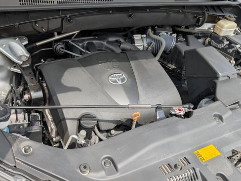 Used 2018 Toyota Highlander Limited Platinum AWD/4WD image 9