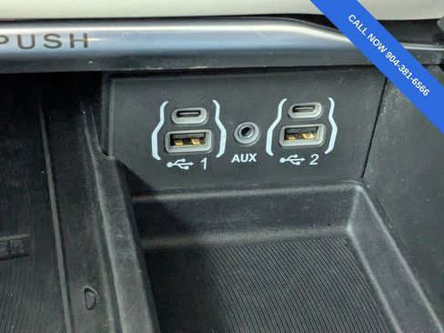 Used 2024 Chrysler Pacifica Limited FWD image 24