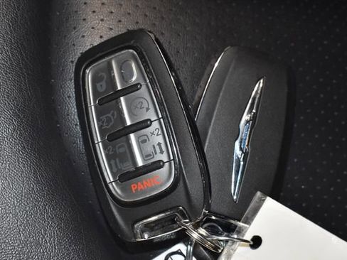 Certified 2025 Chrysler Pacifica Select image 23