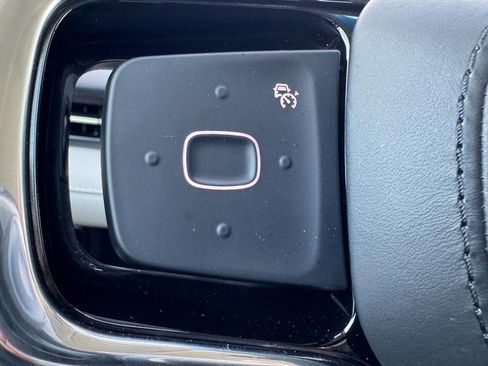 Used 2024 Lincoln Nautilus Premier image 18