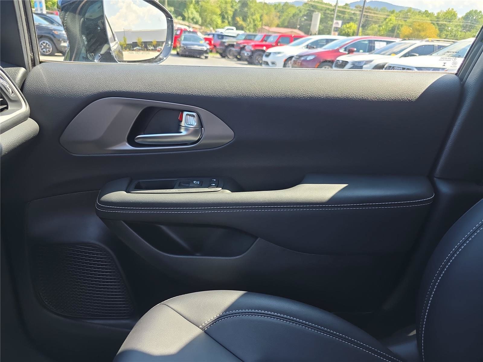 Used 2025 Chrysler Pacifica Select AWD/4WD image 22