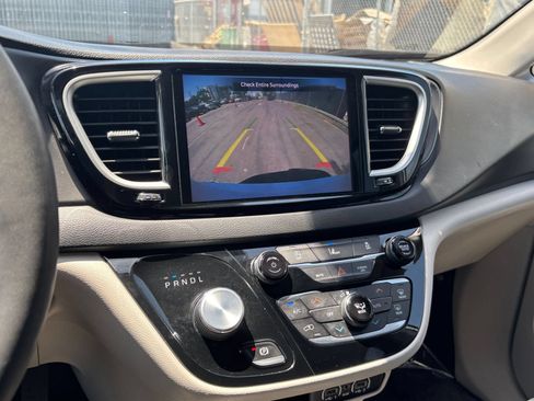 Used 2022 Chrysler Pacifica Touring-L FWD image 25