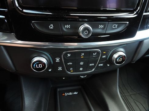 Used 2023 Chevrolet Traverse LT FWD image 21