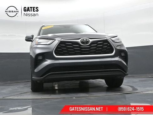 Used 2024 Toyota Highlander XLE AWD/4WD image 45