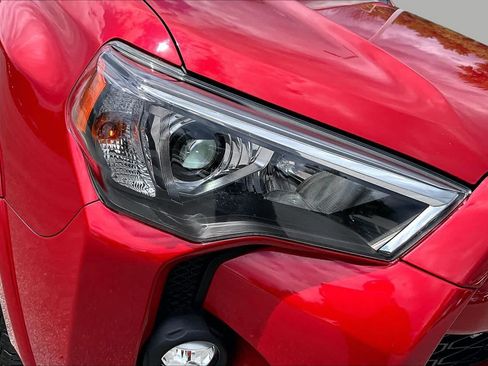 Used 2022 Toyota 4Runner SR5 Premium AWD/4WD image 27