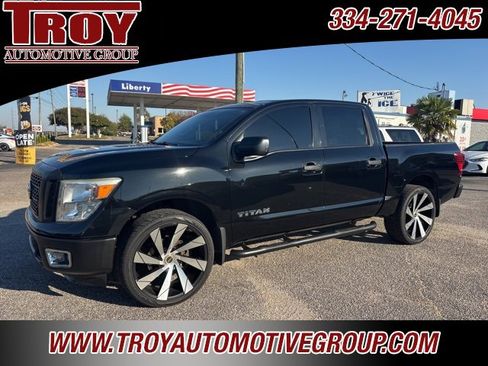 Used 2017 Nissan Titan S image 4
