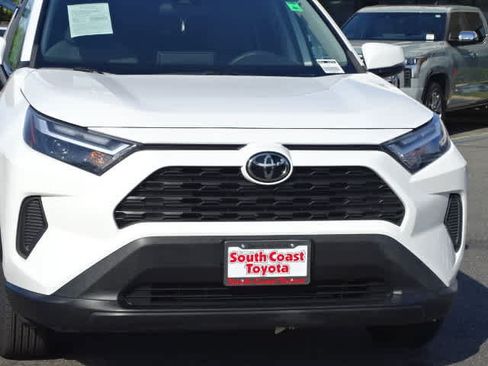 Certified 2022 Toyota RAV4 XLE w/ Convenience Package FWD image 4