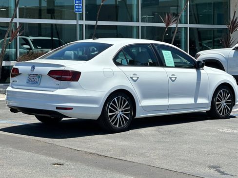 Used 2016 Volkswagen Jetta Sport w/ Lighting Package FWD image 4