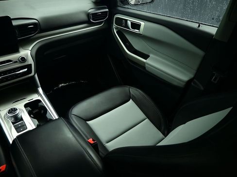 Used 2023 Ford Explorer XLT w/ Equipment Group 202A image 15