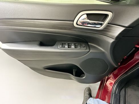 Used 2022 Jeep Grand Cherokee Laredo X image 15