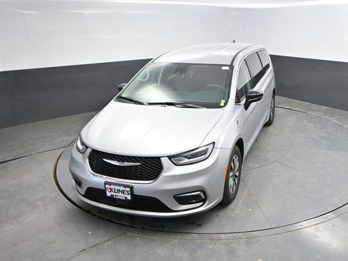 Used 2024 Chrysler Pacifica Select FWD image 26