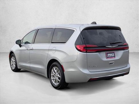Used 2023 Chrysler Pacifica Touring-L FWD image 8