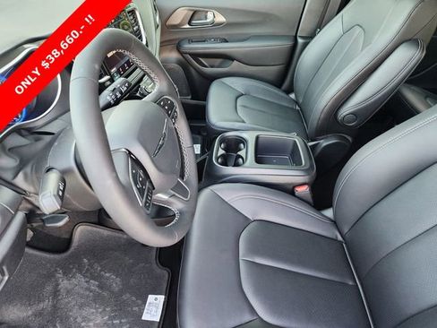 New 2026 Chrysler Pacifica Select image 9