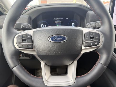 Used 2025 Ford Explorer Active AWD/4WD image 25