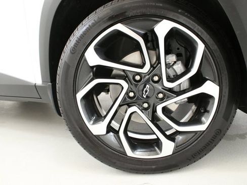 Certified 2025 Chevrolet Trax RS w/ Driver Confidence Package FWD image 34