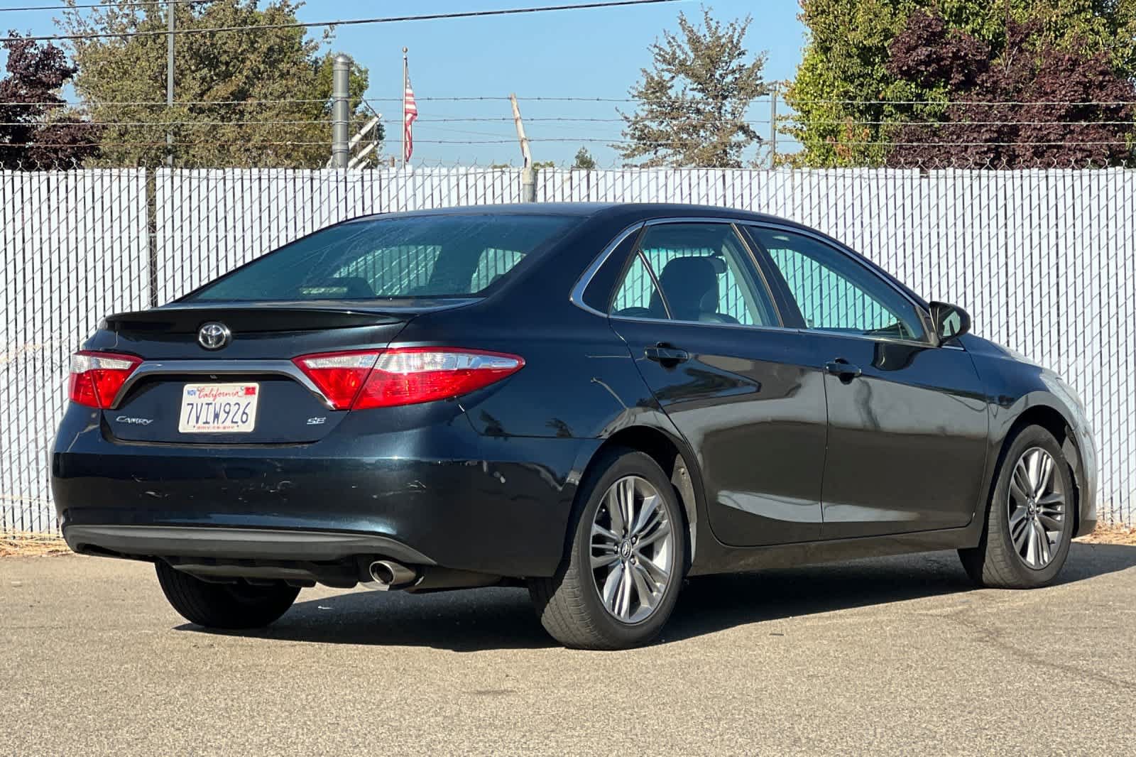 Used 2016 Toyota Camry SE FWD image 3