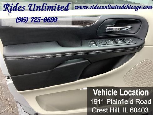 Used 2012 Chrysler Town & Country Touring image 9