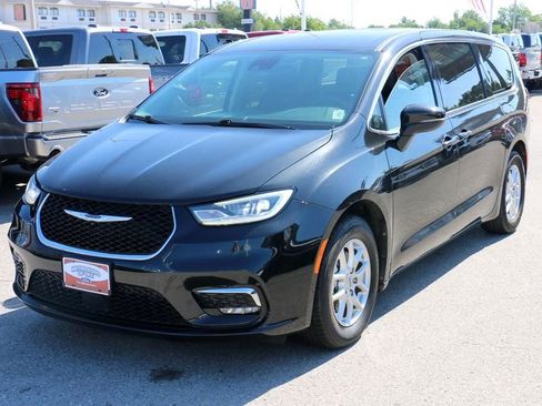 Used 2023 Chrysler Pacifica Touring-L FWD image 2