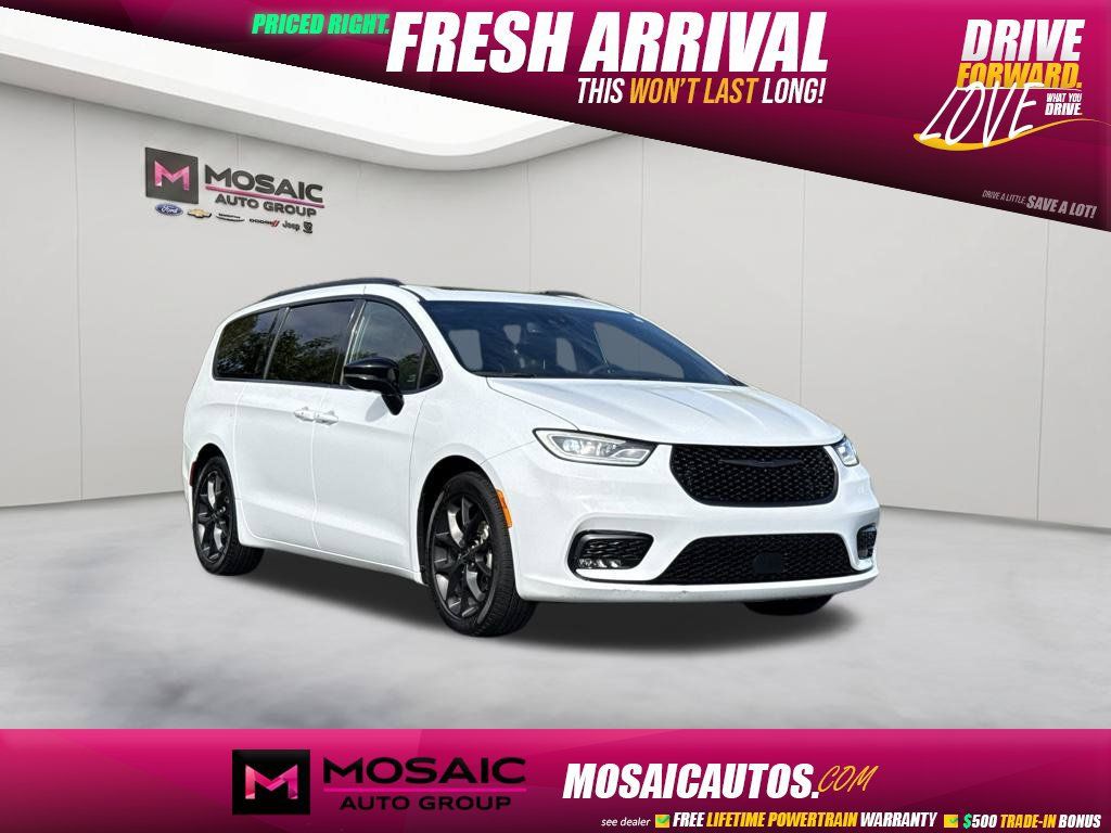 Used 2025 Chrysler Pacifica Limited FWD image 1